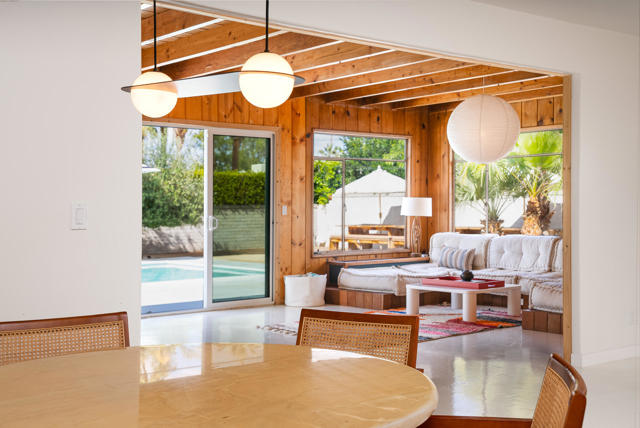 1022 E Mesquite Avenue, Palm Springs CA: https://media.crmls.org/mediaz/27799486-72ff-4eda-85c6-1712a36a41d0.jpg