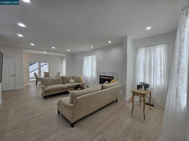 2785 Butters Dr, Oakland CA: https://media.crmls.org/mediaz/277a42e9-8455-420d-ba87-26633e952c7c.jpg