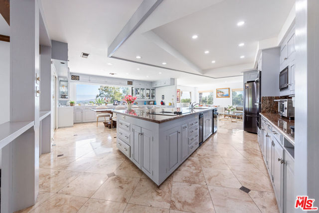 2357 Knob Hill Drive, Riverside CA: https://media.crmls.org/mediaz/277a7049-cea8-44f1-903e-897000e25185.jpg