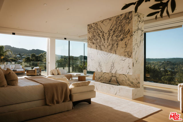 16187 Royal Oak Road, Encino CA: https://media.crmls.org/mediaz/277b4cfc-e5f7-4cb7-ae93-16f3c70bd251.jpg