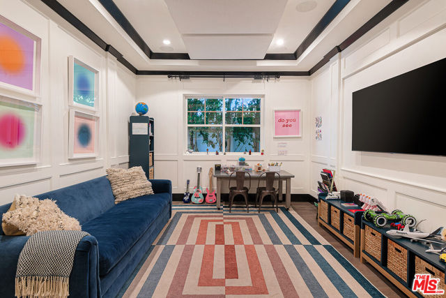 4117 Dixie Canyon Avenue, Sherman Oaks CA: https://media.crmls.org/mediaz/277b7abb-33bc-4f52-917e-4ee7d4e8124d.jpg