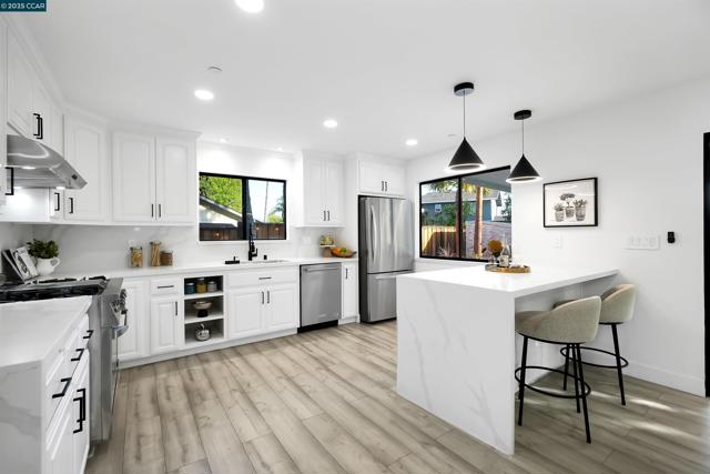 27 Briarwood Ct, Brentwood CA: https://media.crmls.org/mediaz/277bb542-0bbd-4a96-891c-b58597e4fb38.jpg