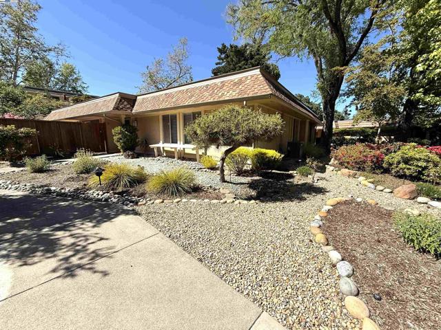 2217 Ptarmigan Dr, Walnut Creek CA: https://media.crmls.org/mediaz/277d187e-67a0-4558-8a61-46aa0ffa6604.jpg