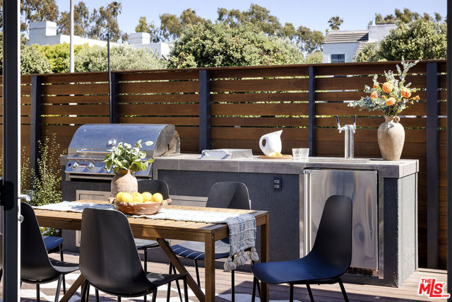 2432 Cloy Avenue, Venice CA: https://media.crmls.org/mediaz/277d3695-94d1-4621-ad35-d91c8c3522e6.jpg