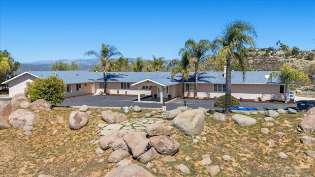 20403 Rancho Villa Rd, Ramona CA: https://media.crmls.org/mediaz/277d4125-4833-4185-a586-2f0e08938c6f.jpg