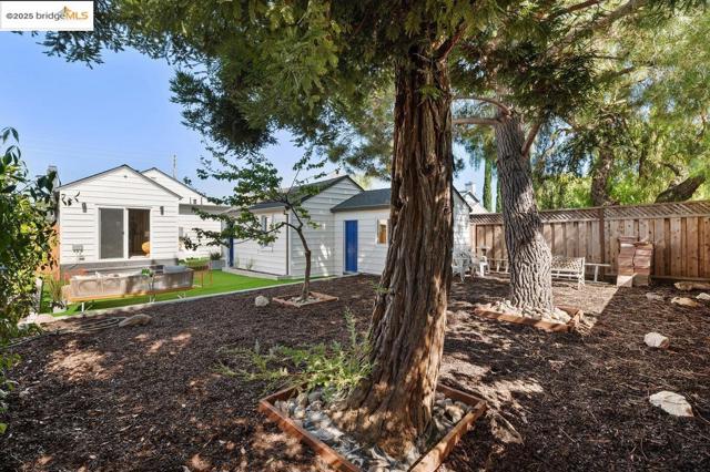 528 Ruby St, Redwood City CA: https://media.crmls.org/mediaz/277f93e1-38ae-4231-b245-614764c5d447.jpg