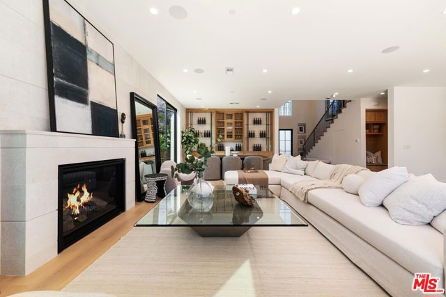 3267 Colby Avenue, Los Angeles CA: https://media.crmls.org/mediaz/277ff50c-67a1-44e6-979d-aee896caa610.jpg
