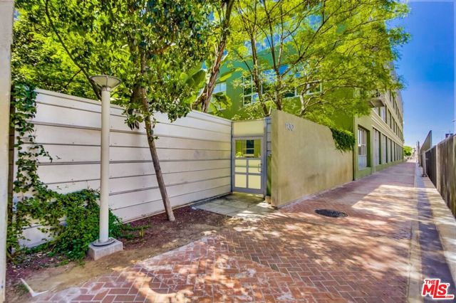 1130 S Flower Street, Los Angeles CA: https://media.crmls.org/mediaz/277ffd67-38ea-4892-82d4-85cc1cbea2ec.jpg