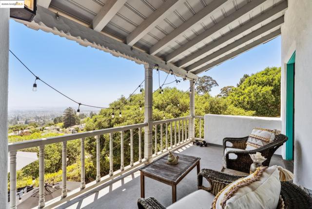 6801 Estates Dr, Oakland CA: https://media.crmls.org/mediaz/27809690-b42f-4037-9628-3c4c57aa4e02.jpg