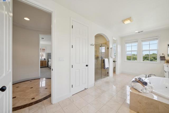 2307 Vineyard Heights Ln, Pleasanton CA: https://media.crmls.org/mediaz/2780ca7e-333f-4aa8-bcdd-ef7326750242.jpg