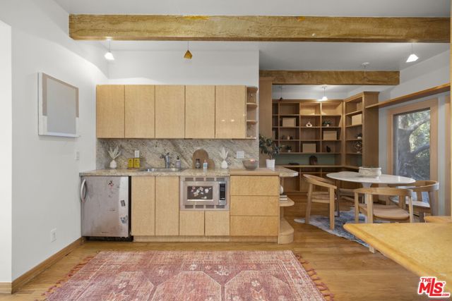 2980 Hollyridge Drive, Los Angeles CA: https://media.crmls.org/mediaz/27811358-973a-475a-819b-7a129271a914.jpg