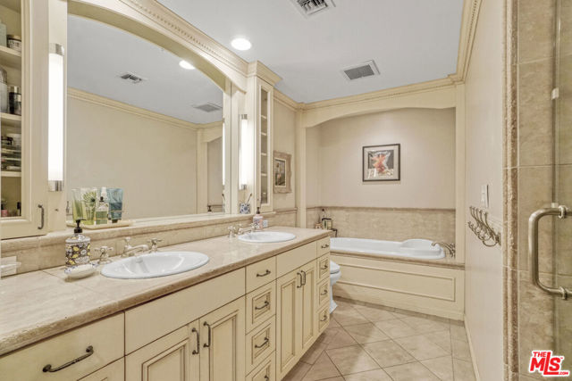4401 Moorpark Way, Toluca Lake CA: https://media.crmls.org/mediaz/27815cd2-16f9-4739-b2bb-fd5979eb6bff.jpg