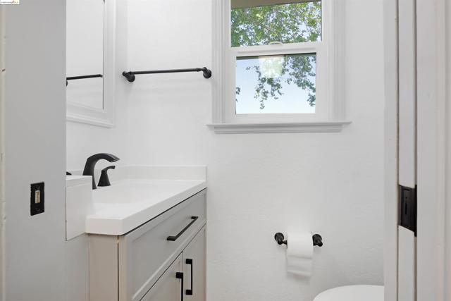 2921 Anderson Ln, Brentwood CA: https://media.crmls.org/mediaz/2781f988-902c-4551-bf93-5af4a701d42d.jpg