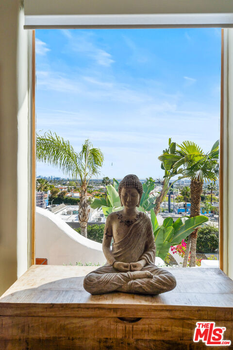 https://media.crmls.org/mediaz/27821c45-8286-4116-aa66-9f48e84b442a.jpg?preset=X-Large