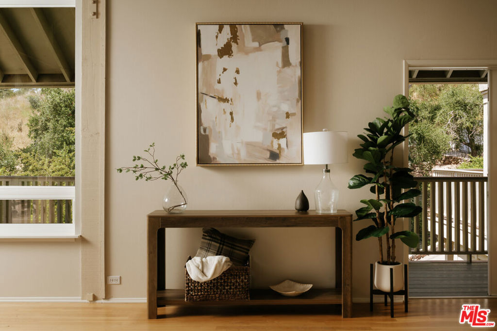 https://media.crmls.org/mediaz/27823de0-3b31-4443-b9ed-979cad08b235.jpg?preset=X-Large