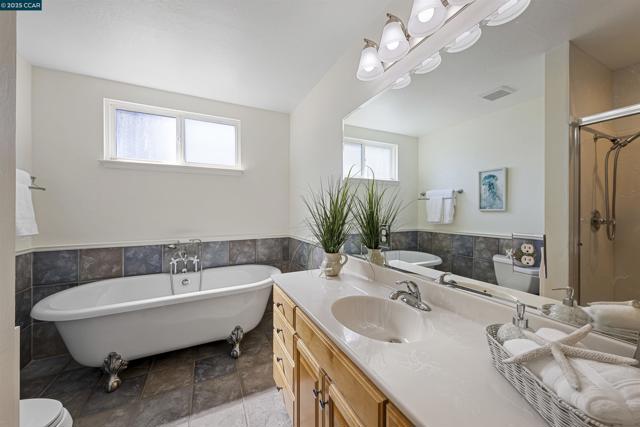 30450 Oakmont Way, Hayward CA: https://media.crmls.org/mediaz/27825c33-a045-4074-889e-bee20e152b89.jpg
