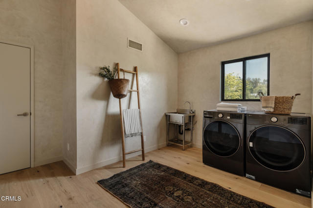 2225 Cazador Drive, Los Angeles CA: https://media.crmls.org/mediaz/27826654-6e0a-4960-930d-7951ff44d3ea.jpg