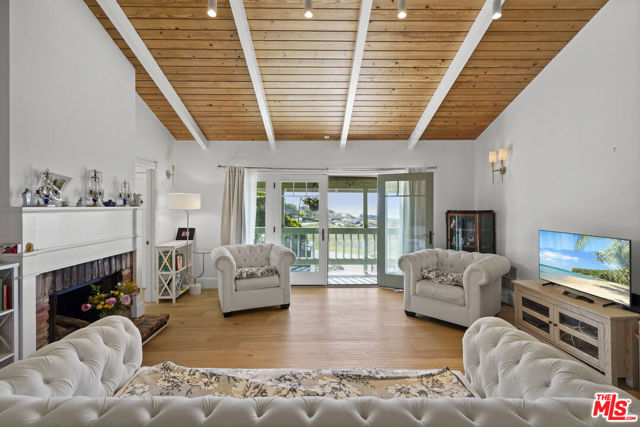 6052 Merritt Drive, Malibu CA: https://media.crmls.org/mediaz/27835f1e-ab3a-4b49-a41a-6285859958b8.jpg