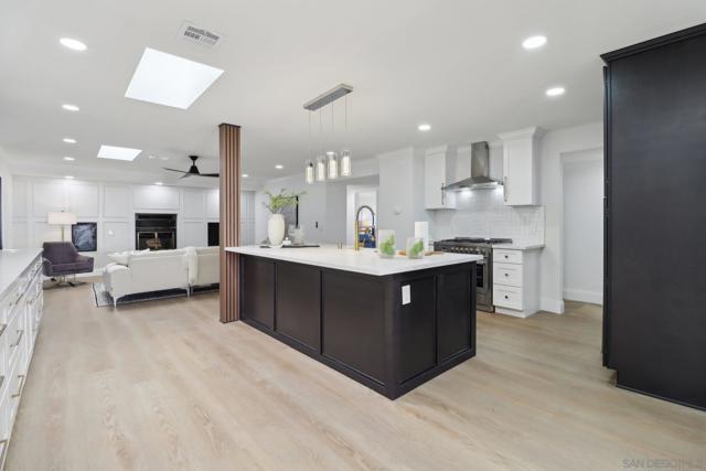 4367 Summit Dr, La Mesa CA: https://media.crmls.org/mediaz/2783da66-6492-4b52-8caa-3621afc57e4d.jpg