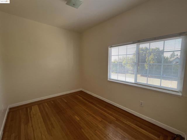 3244 ELLIS ST, Berkeley CA: https://media.crmls.org/mediaz/27855182-1746-4b96-86c0-083e99cc5620.jpg