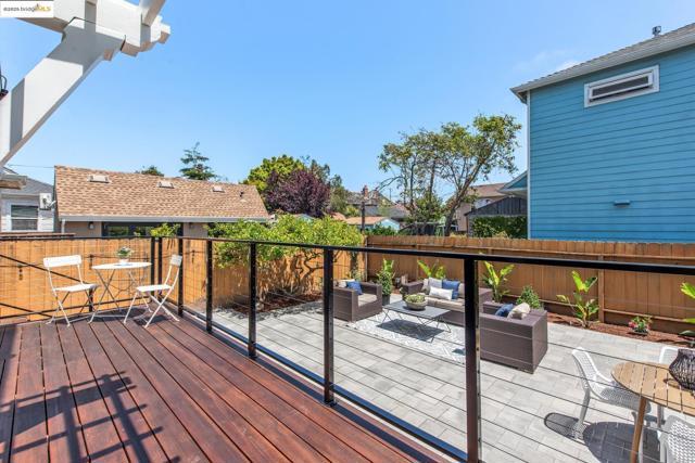 1026 Court St, Alameda CA: https://media.crmls.org/mediaz/2785606f-8126-40e5-980c-16734df0a46a.jpg