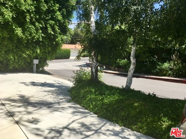 4031 Hollyline Avenue, Sherman Oaks CA: https://media.crmls.org/mediaz/278737e9-b407-44fa-b414-054d63e57b03.jpg