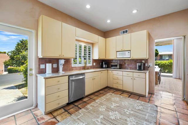Image 17 of 37 For 73571 El Hasson Circle