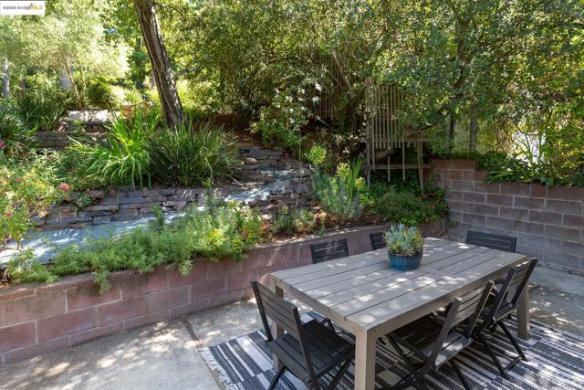 5801 Balboa Dr, Oakland CA: https://media.crmls.org/mediaz/27881603-f32f-4aeb-bbbb-d7f48ece2622.jpg