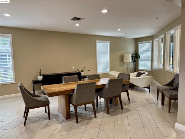 6400 Christie Ave, Emeryville CA: https://media.crmls.org/mediaz/278884e2-7176-4e6c-a41f-318894bf0231.jpg