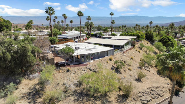 40 Country Club Drive, Palm Desert CA: https://media.crmls.org/mediaz/2788a857-326a-44a1-822b-7f093f43ee1c.jpg