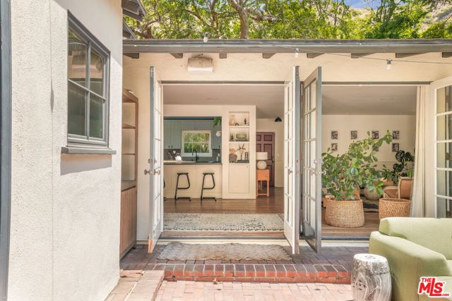 2015 Nichols Canyon Road, Los Angeles CA: https://media.crmls.org/mediaz/2789181a-6e7d-4e3e-85ae-1e1d7115a639.jpg