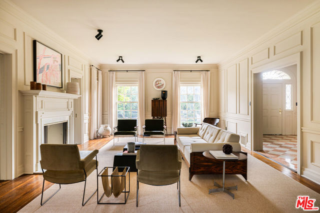 324 S Rimpau Boulevard, Los Angeles CA: https://media.crmls.org/mediaz/278a2425-16e3-40d2-aa68-a5cd9b73ae74.jpg