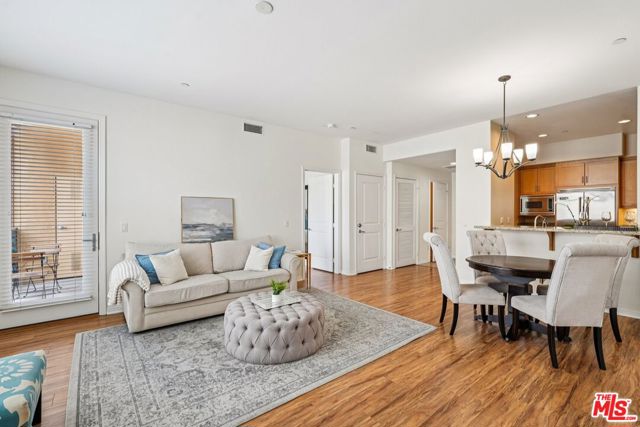 4050 Glencoe Avenue, Marina del Rey CA: https://media.crmls.org/mediaz/278aa1df-7a6a-45c3-9a07-e70b23328da2.jpg