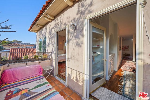 236 S 5th Avenue, Venice CA: https://media.crmls.org/mediaz/278ab046-7464-4a5d-a92b-c7963a23612c.jpg