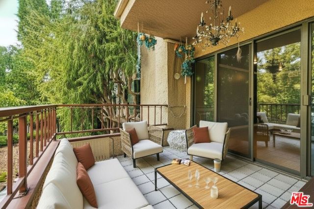 1124 N Kings Road, West Hollywood CA: https://media.crmls.org/mediaz/278aeda6-5ca1-49f9-95e2-4b7c1441961d.jpg