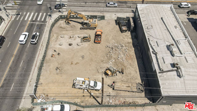 601 S La Brea Avenue, Los Angeles CA: https://media.crmls.org/mediaz/278e949c-01ed-46a4-ab8e-f25dd4f12233.jpg