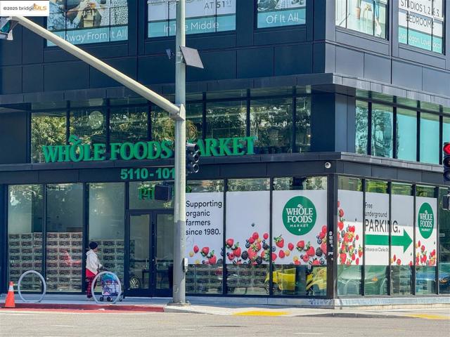 428 Cavour St, Oakland CA: https://media.crmls.org/mediaz/279096d4-951e-4132-8e99-a67b3395e4a8.jpg