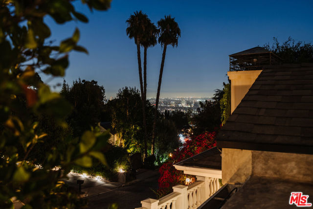 1455 Rising Glen, Los Angeles CA: https://media.crmls.org/mediaz/279111e6-034e-41fa-a766-fbed8223747e.jpg