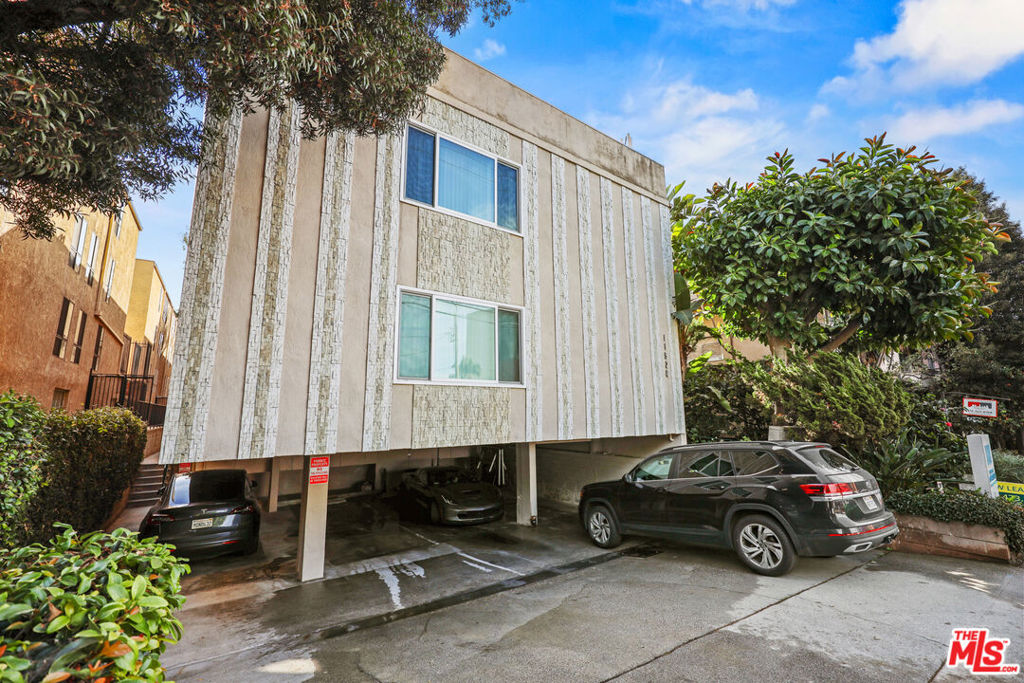11920 Montana Avenue #9