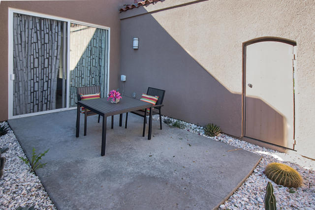 125 Lakeshore Drive, Rancho Mirage CA: https://media.crmls.org/mediaz/27917486-bb9c-4d88-a432-811ecc9f0387.jpg