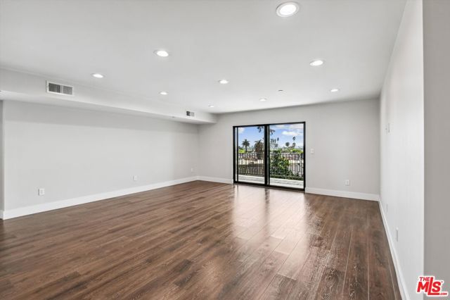 819 E La Palma Drive, Inglewood CA: https://media.crmls.org/mediaz/27918243-fa67-4632-b264-9264f957d345.jpg