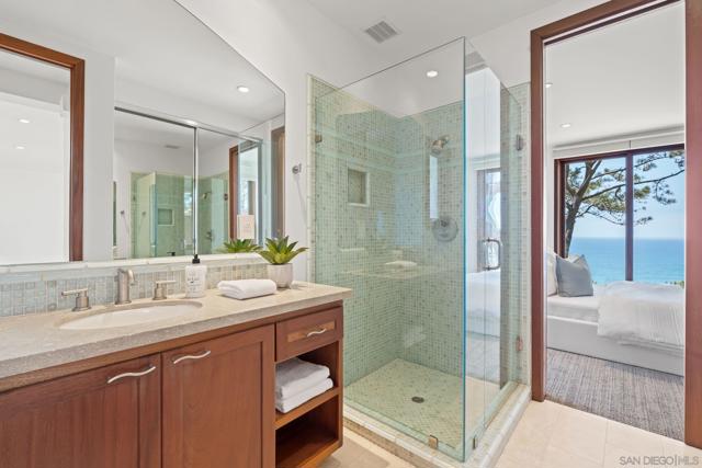 354 Ocean View Ave, Del Mar CA: https://media.crmls.org/mediaz/2792213d-11c4-4852-a79d-fe730fd40058.jpg