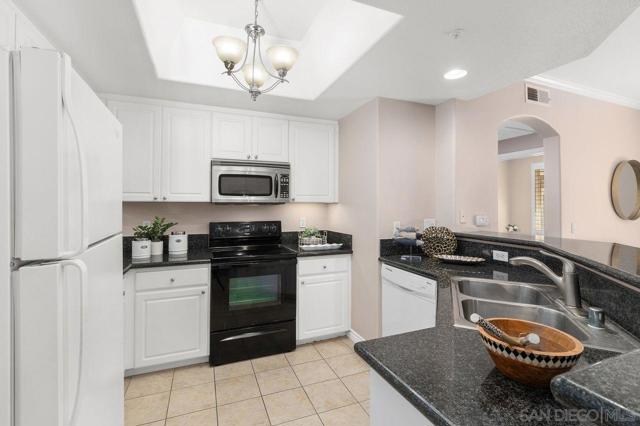 4165 Executive Dr, La Jolla CA: https://media.crmls.org/mediaz/2792a3e5-b751-4896-8b77-250e9080069e.jpg