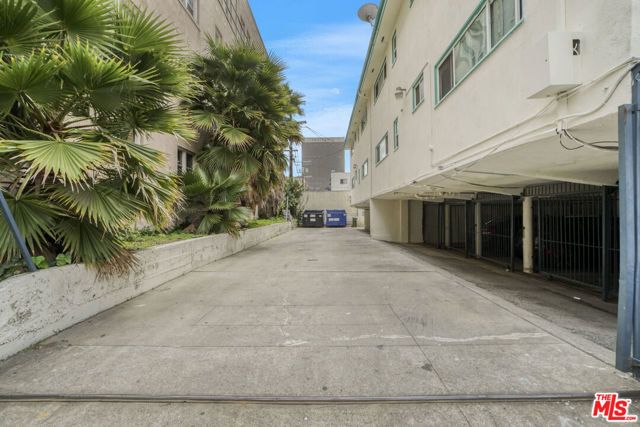 400 S Mariposa Avenue, Los Angeles CA: https://media.crmls.org/mediaz/27933f42-0135-46c3-977b-a3f7bf55ac24.jpg