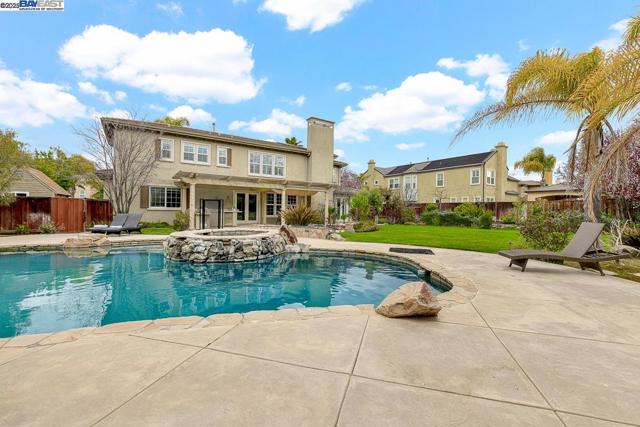 1037 Sunset Creek Ln, Pleasanton CA: https://media.crmls.org/mediaz/279407b2-ae41-4a73-957c-16c6f323862d.jpg