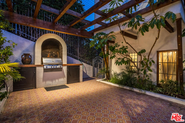 7825 Hillside Avenue, Los Angeles CA: https://media.crmls.org/mediaz/27941d9a-988e-4ca7-88f7-f1e39f89fe28.jpg