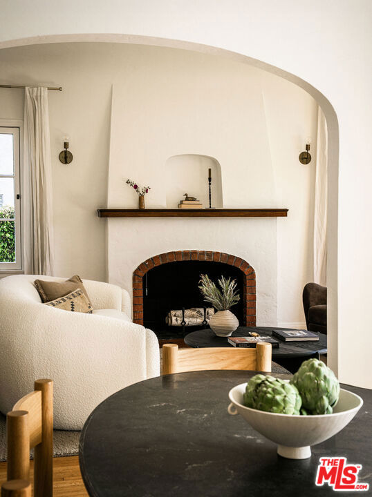 1612 S Ogden Drive, Los Angeles CA: https://media.crmls.org/mediaz/27945521-bed6-45b3-9f4c-89702d7b8eda.jpg