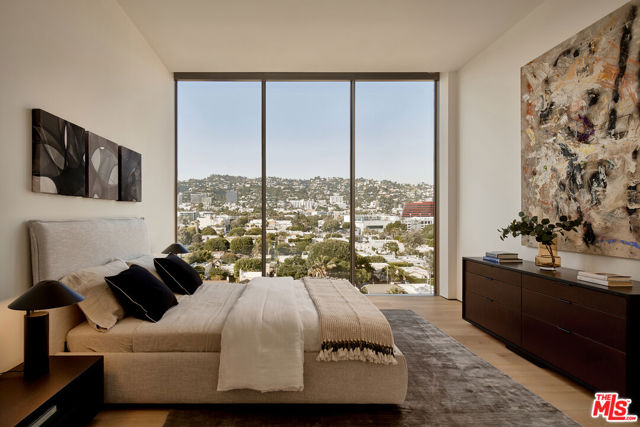8899 Beverly Boulevard, West Hollywood CA: https://media.crmls.org/mediaz/27947ca4-88e5-4bbb-a512-00bde4b01228.jpg