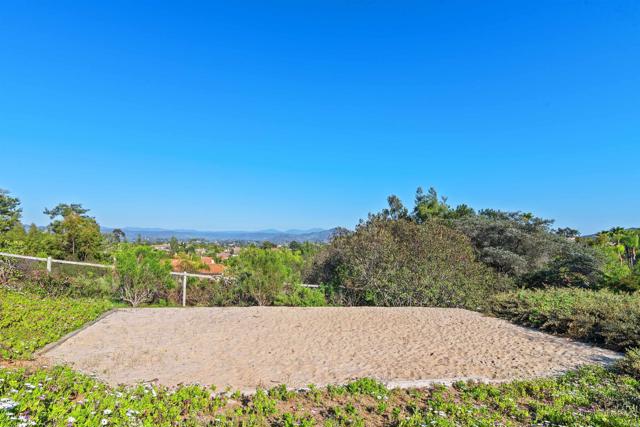2034 Ridgecrest Place, Escondido CA: https://media.crmls.org/mediaz/2794e51b-db03-4ed5-bbb7-a8aed5958047.jpg