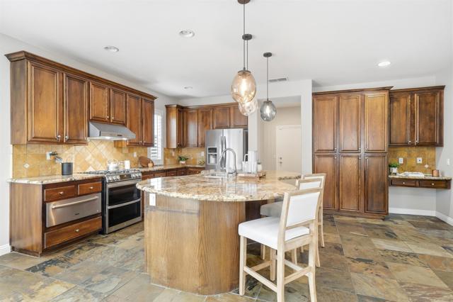 1029 Vista Oak Place, Chula Vista CA: https://media.crmls.org/mediaz/27950804-74d6-4d3d-b94d-69886da21f97.jpg